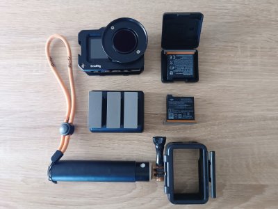 DJI Osmo Action Full Set, Smallrig Metal Cage, 5 batteries & charger, extra case & grip
