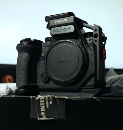 Panasonic Lumix S5IIX + Tilta half cage + 2 μπαταρίες