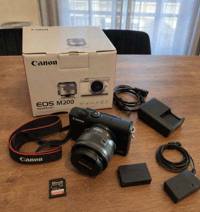 Canon EOS M200 kit + Neewer T210 + 2 Raleno LED lights